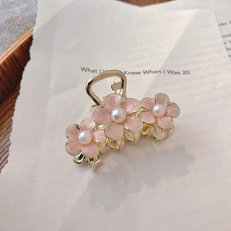 Retro Temperament Hairpin Flower Korean Shark Clip Personality Pearl Metal Catch Clip display picture 6