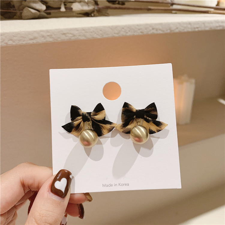 Korea Autumn And Winter Matching Leopard Bow Pearl Personality Small Earrings display picture 1