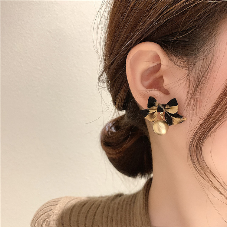 Pendientes Pequeños Con Personalidad De Perla Con Lazo De Leopardo A Juego De Otoño E Invierno De Corea display picture 2