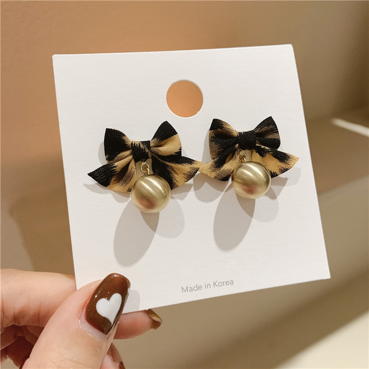 Korea Autumn And Winter Matching Leopard Bow Pearl Personality Small Earrings display picture 4