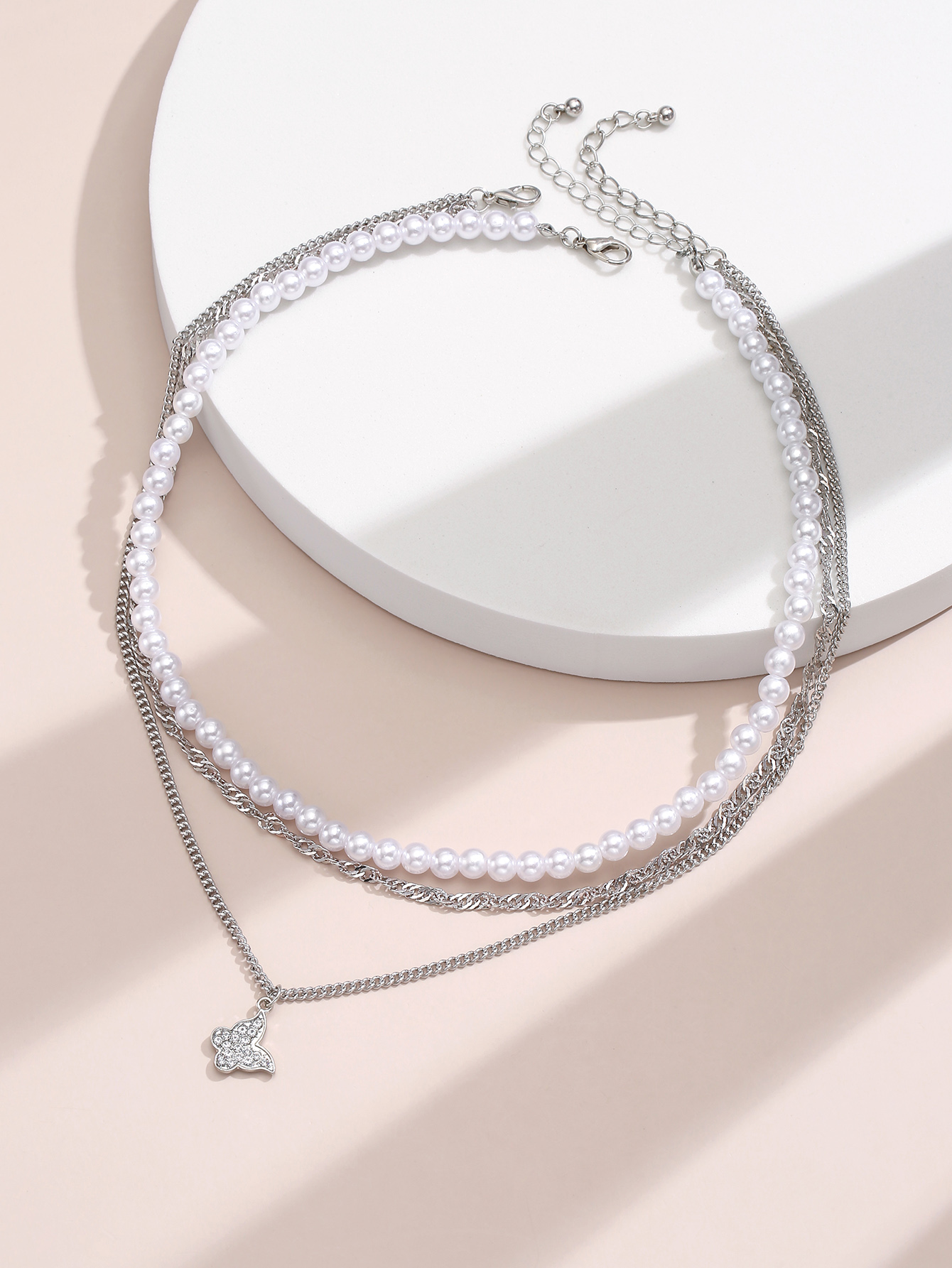 Europäische Und Amerikanische Modeimitat-perle Mit Zirkonia-schmetterling-anhänger Mehrschichtige Halskette display picture 4