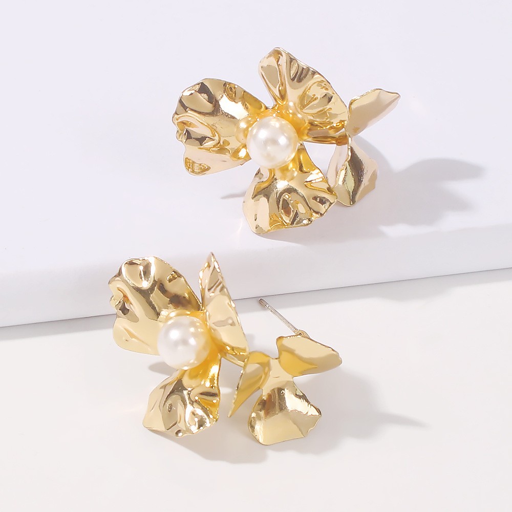 Retro Palace Style Flower Inlaid Pearl Alloy Earrings Wholesale display picture 5