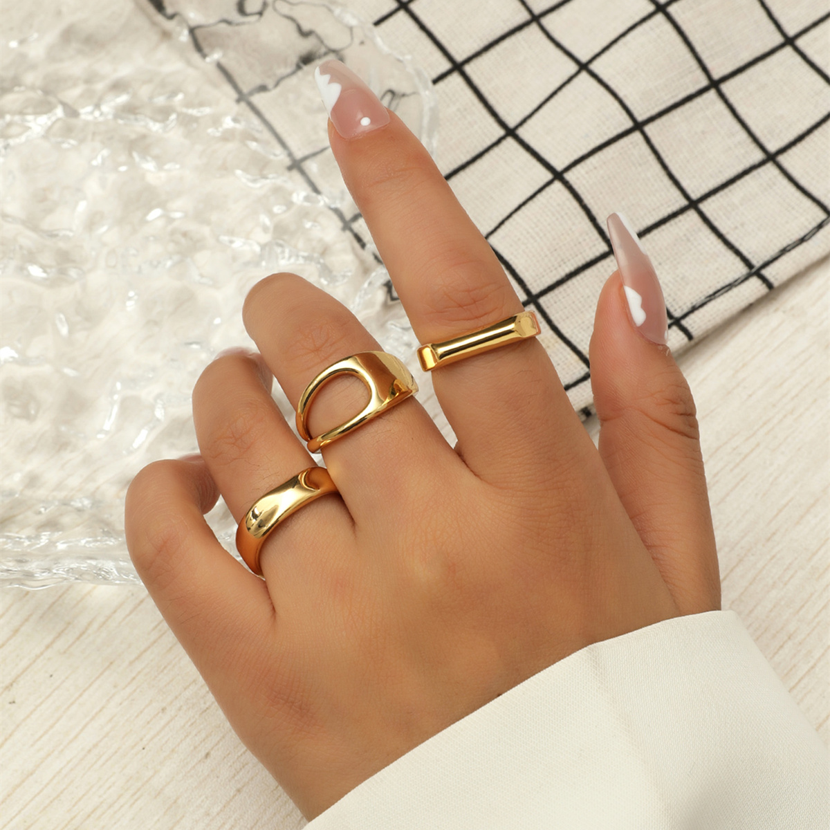 18kgp Retro Open Ring Trend Hollow Golden Ring Women display picture 1