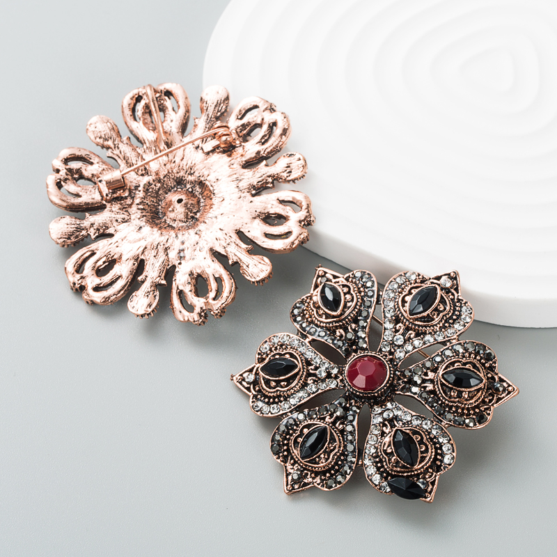 European And American Fashion Baroque Palace Retro Brooch Hollow Badge Corsage display picture 3