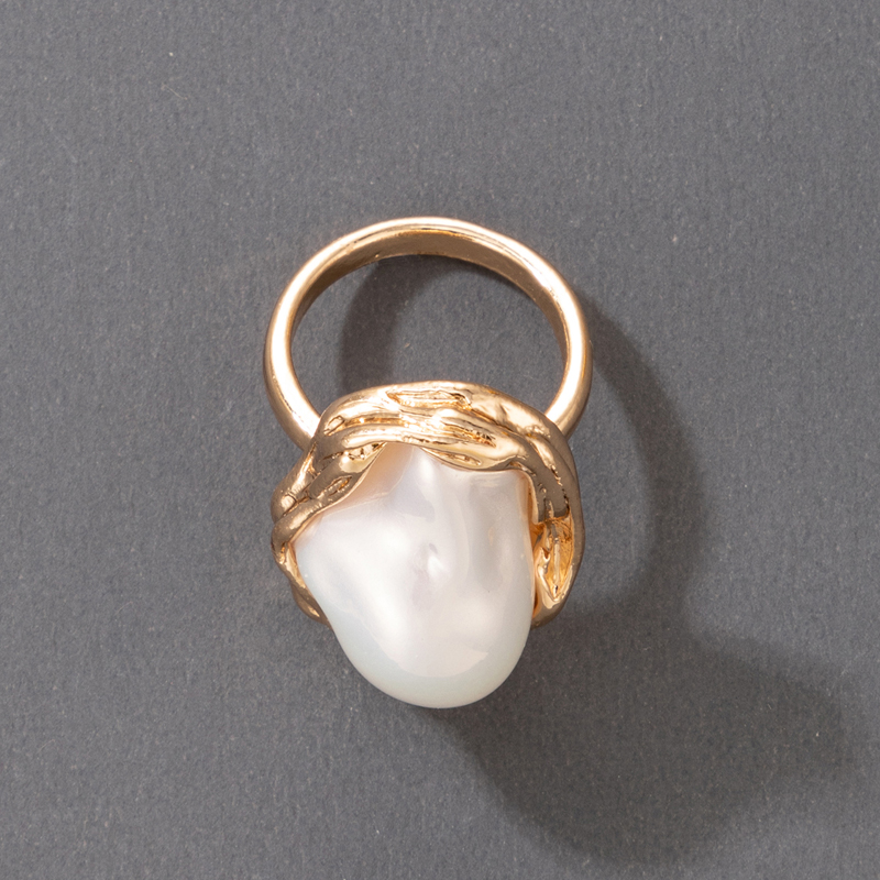 Bague Géométrique En Perles Incrustées Irrégulières D&#39;or De Tempérament De Style De Bureau Rétro display picture 19