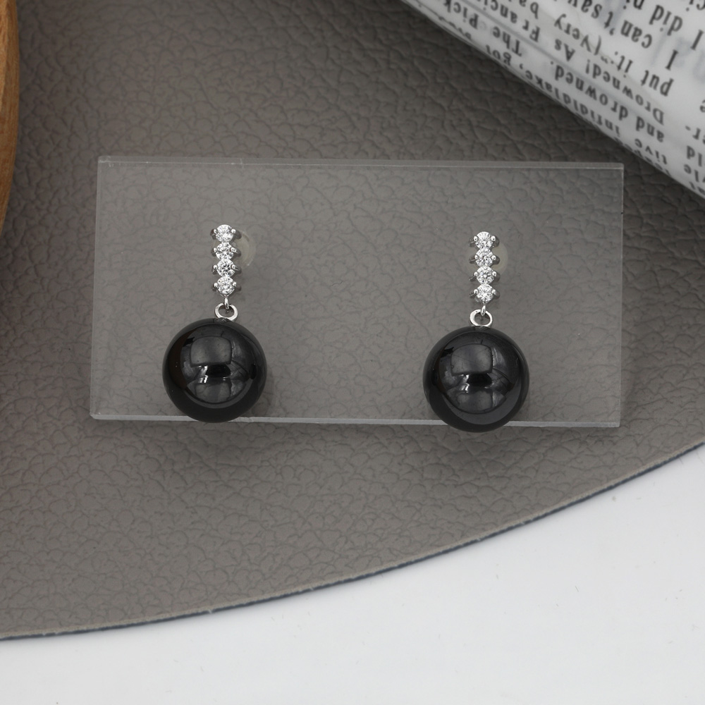 Boucles D&#39;oreilles En Cuivre Boule Noire À Diamants Classiques Exquises À La Mode display picture 1