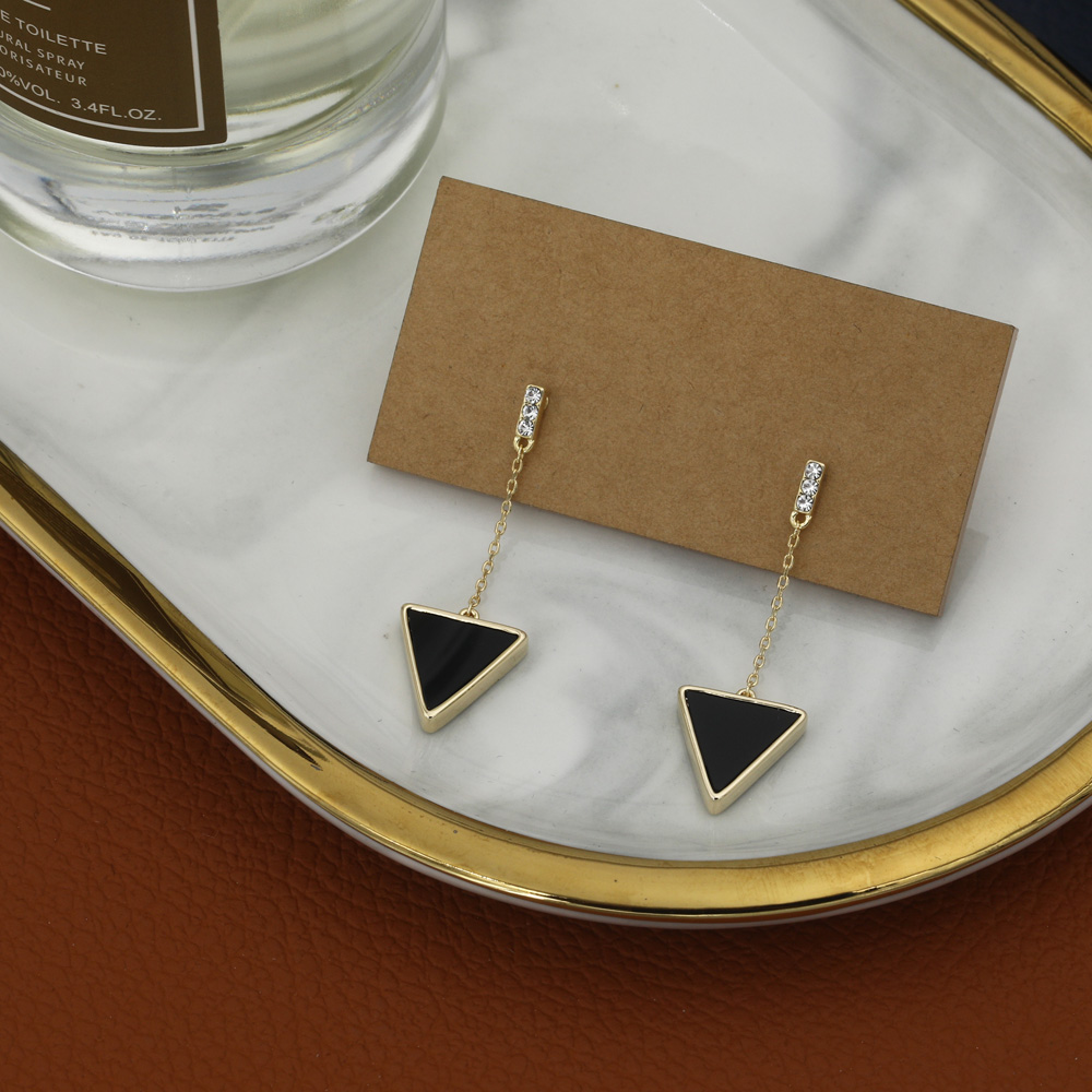 Mode Einfaches Dreieck Licht Luxus Nische Kupfer Ohrringe display picture 1