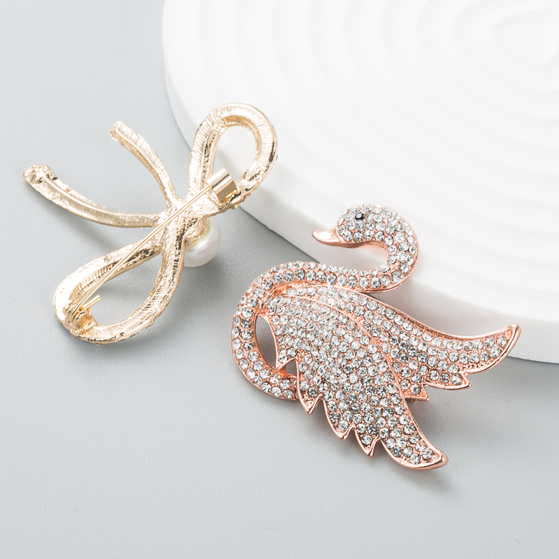 Fashionable Full Of Diamonds Inlaid Swan Brooch Accessories Clothing Brooch Accessories display picture 3