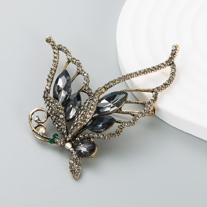 Broche Papillon Creuse De Mode Coréenne En Alliage De Bijoux Incrusté De Strass Broche Créative display picture 4