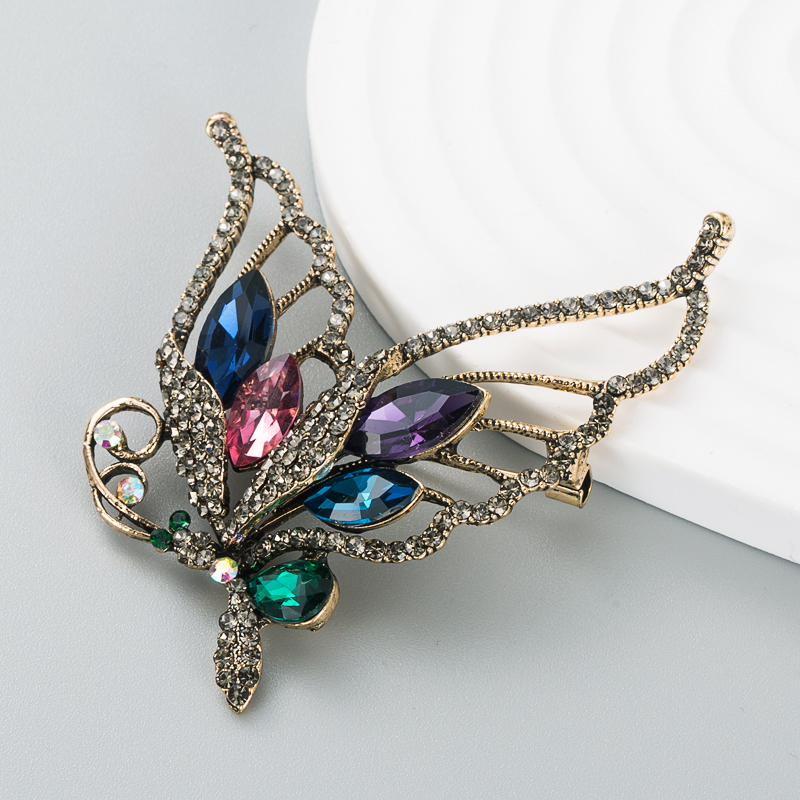 Korean Fashion Hollow Butterfly Brooch Jewelry Alloy Inlaid Rhinestone Creative Brooch display picture 6