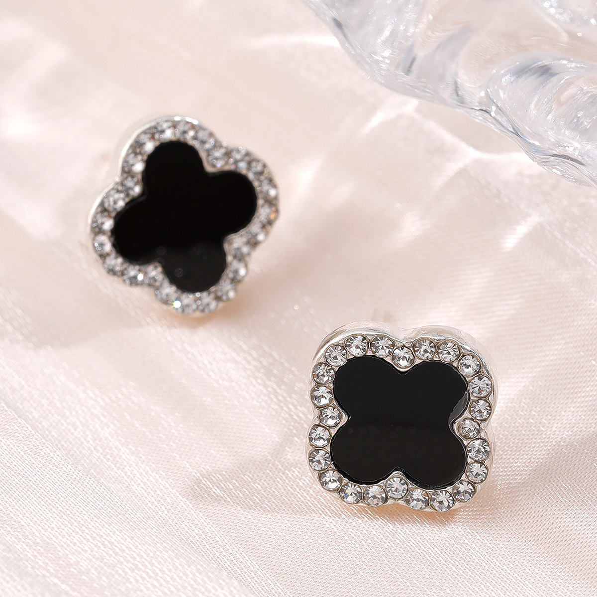Black Four-leaf Clover Fashion Crystal Women's Earrings display picture 3