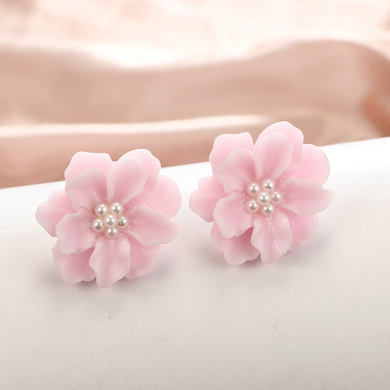 New Simple Three-dimensional White Flower Pearl Earrings display picture 2
