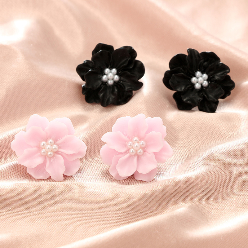 New Simple Three-dimensional White Flower Pearl Earrings display picture 4