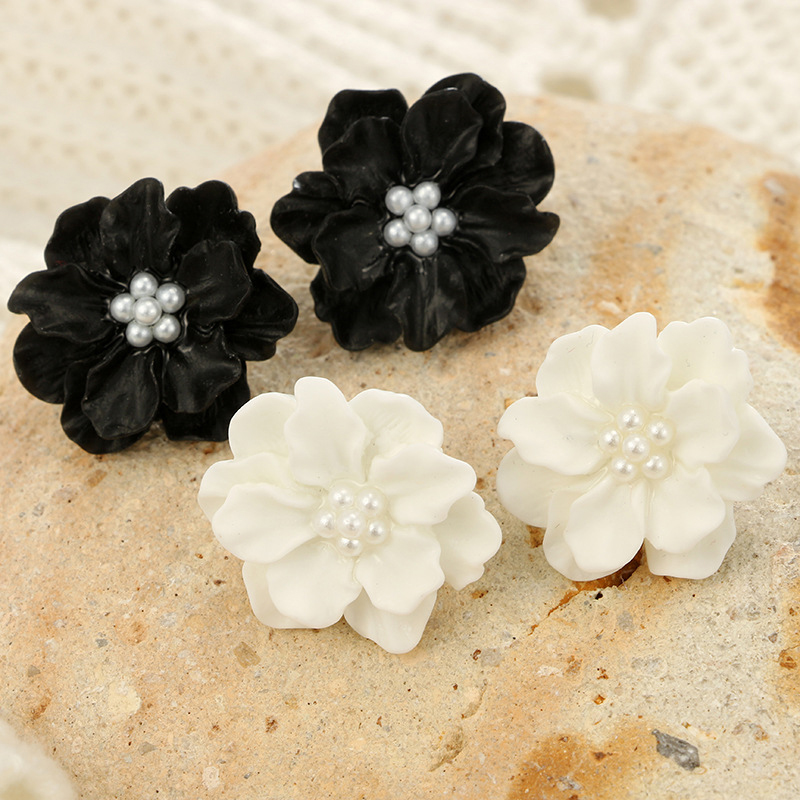 New Simple Three-dimensional White Flower Pearl Earrings display picture 5