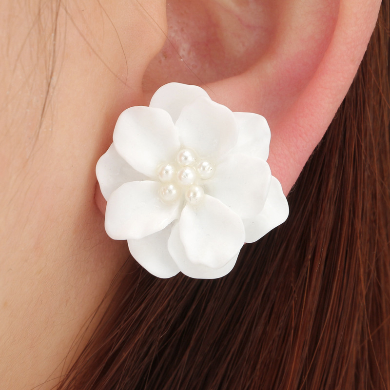 New Simple Three-dimensional White Flower Pearl Earrings display picture 7