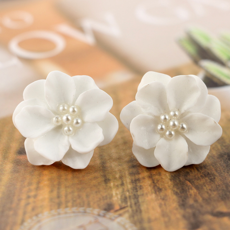 New Simple Three-dimensional White Flower Pearl Earrings display picture 8