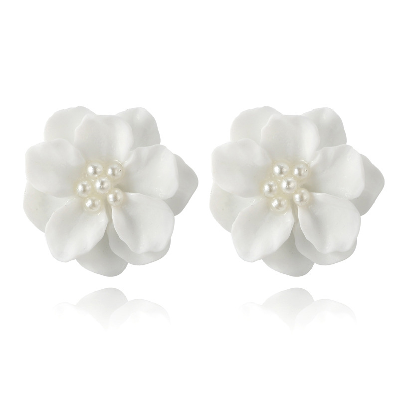 New Simple Three-dimensional White Flower Pearl Earrings display picture 9