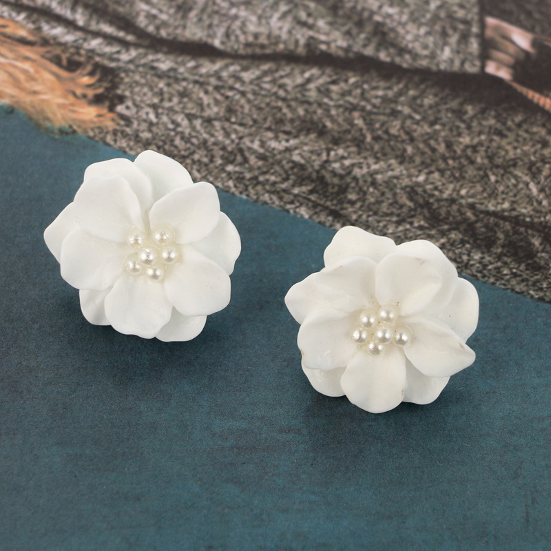 New Simple Three-dimensional White Flower Pearl Earrings display picture 10
