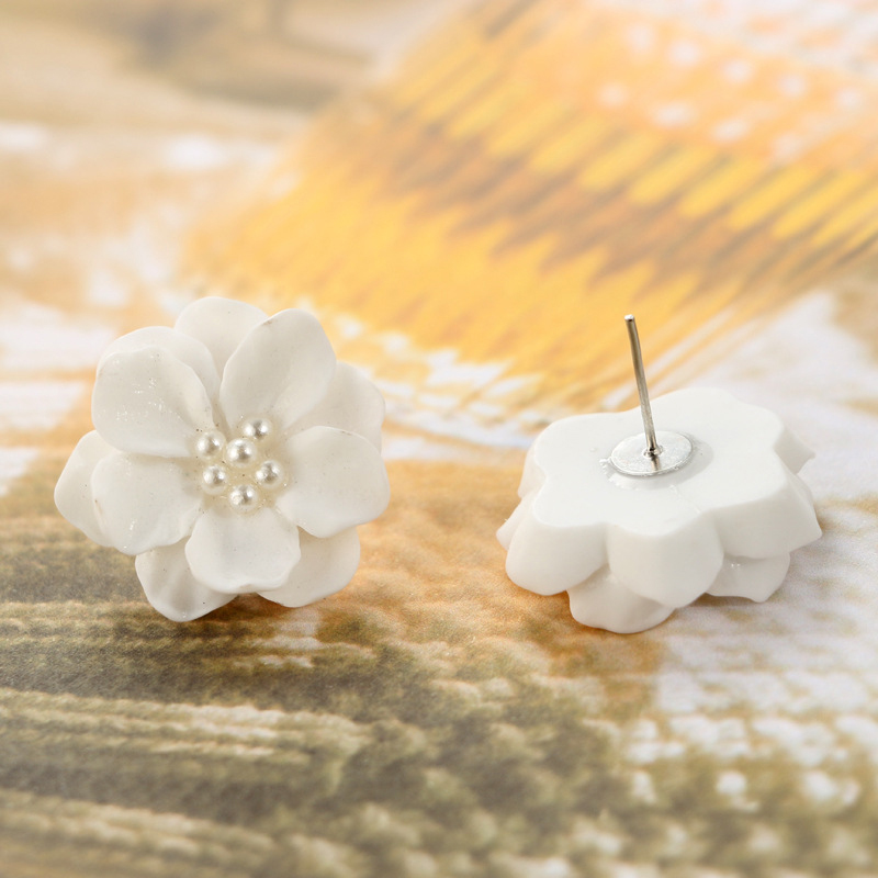 New Simple Three-dimensional White Flower Pearl Earrings display picture 11