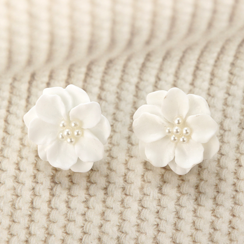 New Simple Three-dimensional White Flower Pearl Earrings display picture 12