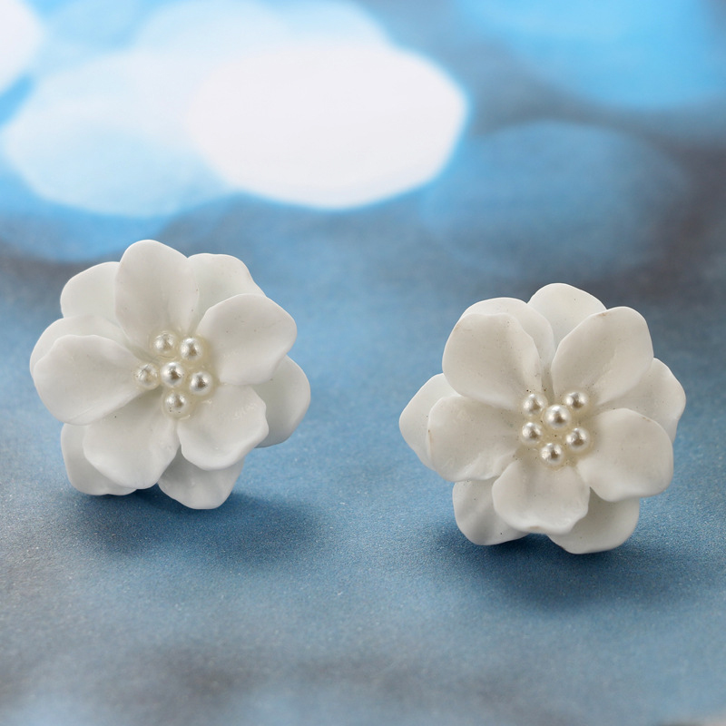 New Simple Three-dimensional White Flower Pearl Earrings display picture 14