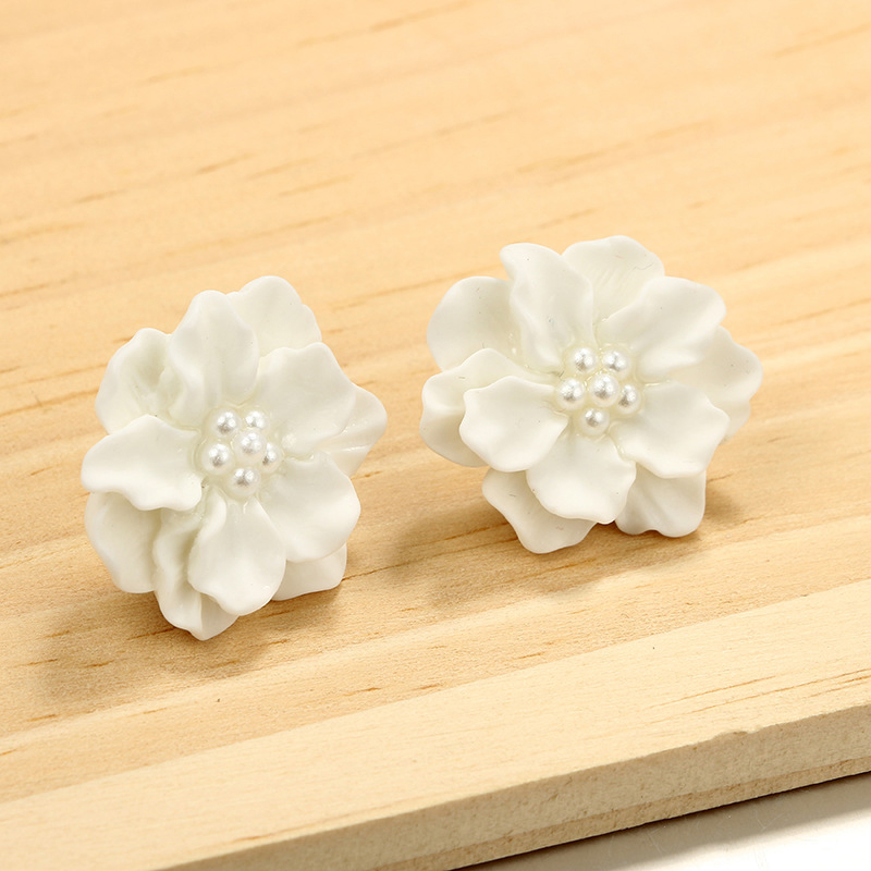 New Simple Three-dimensional White Flower Pearl Earrings display picture 15