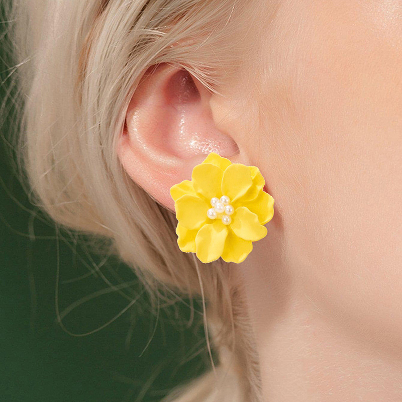 New Simple Three-dimensional White Flower Pearl Earrings display picture 23