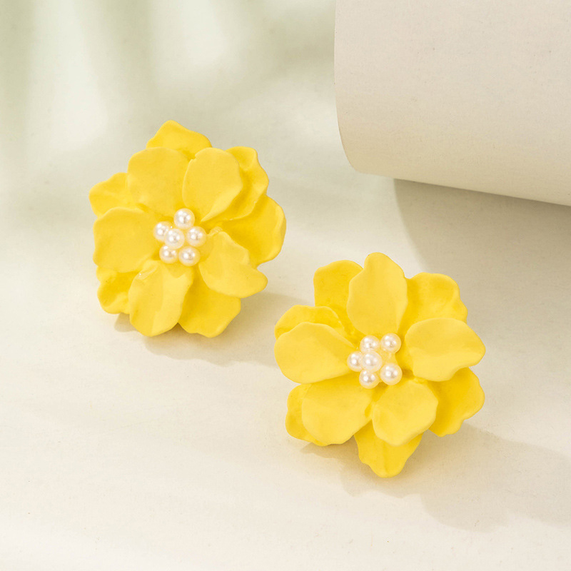 New Simple Three-dimensional White Flower Pearl Earrings display picture 24