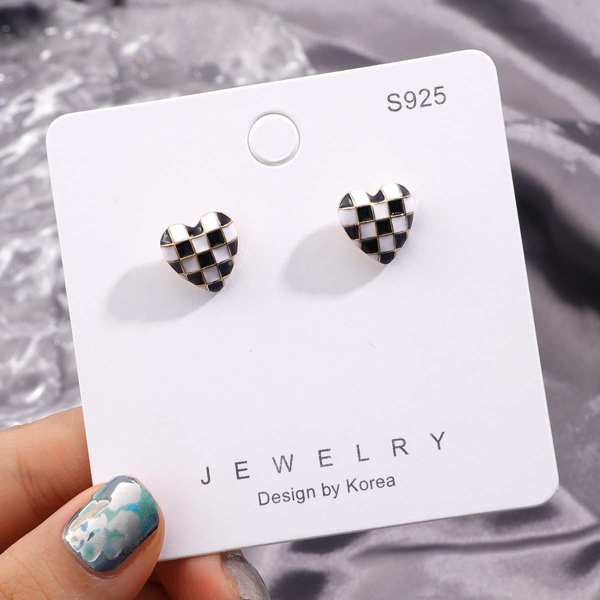 Fashion Black And White Plaid Exquisite Heart-shaped Women's Earrings display picture 1