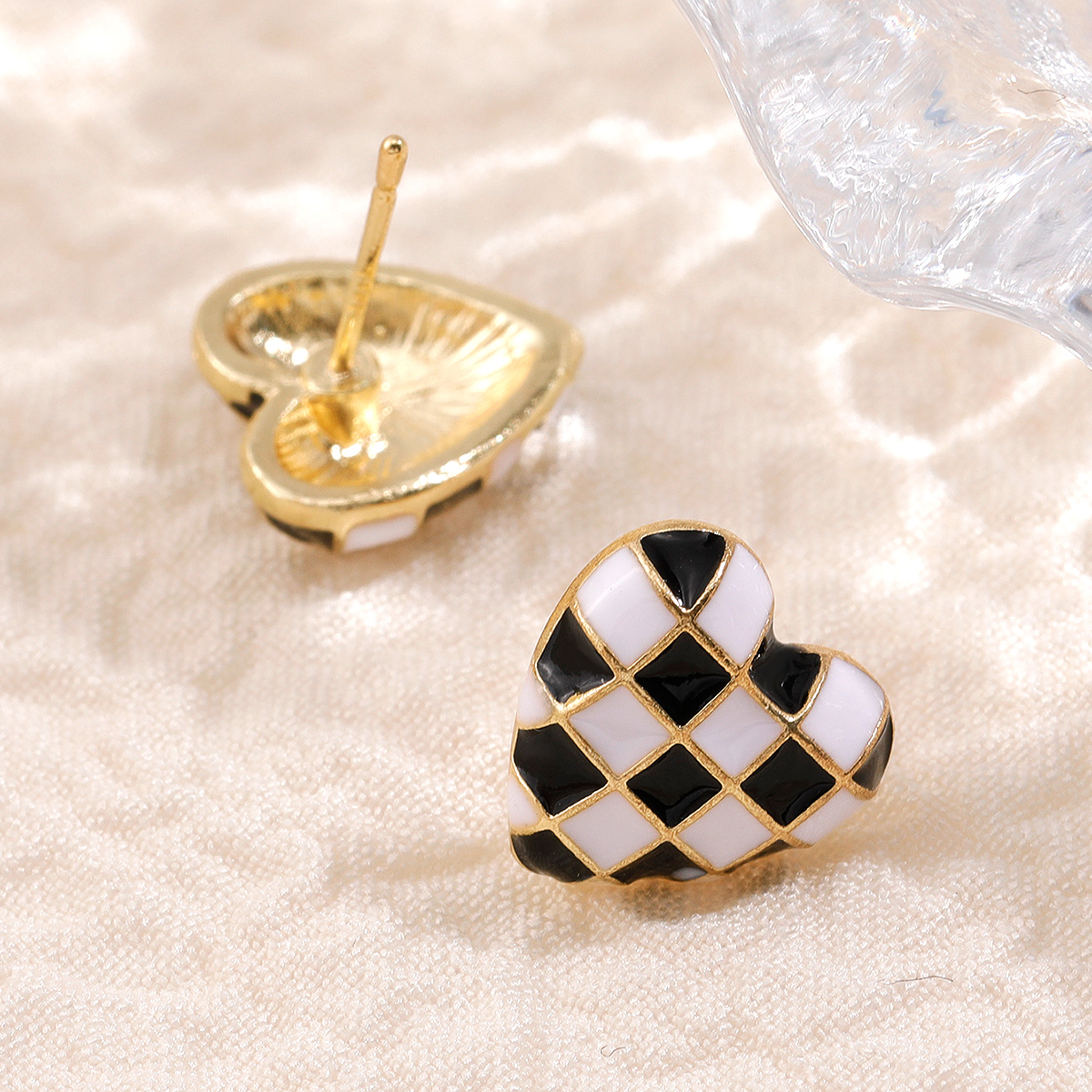 Fashion Black And White Plaid Exquisite Heart-shaped Women's Earrings display picture 4