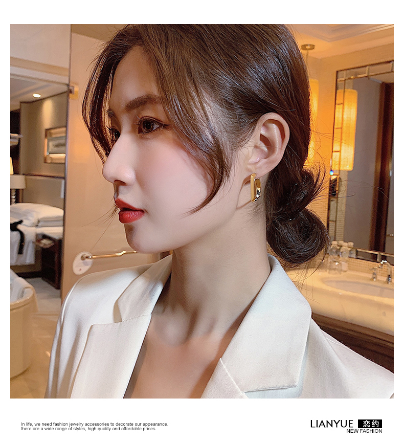 Boucle D&#39;oreille Coréenne Femme Automne Et Hiver 2022 Nouvelles Boucles D&#39;oreilles Dorées display picture 2