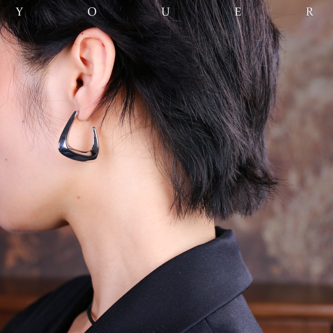 European And American Minimalist Metal Irregular C-shaped Niche Personality Earrings display picture 3