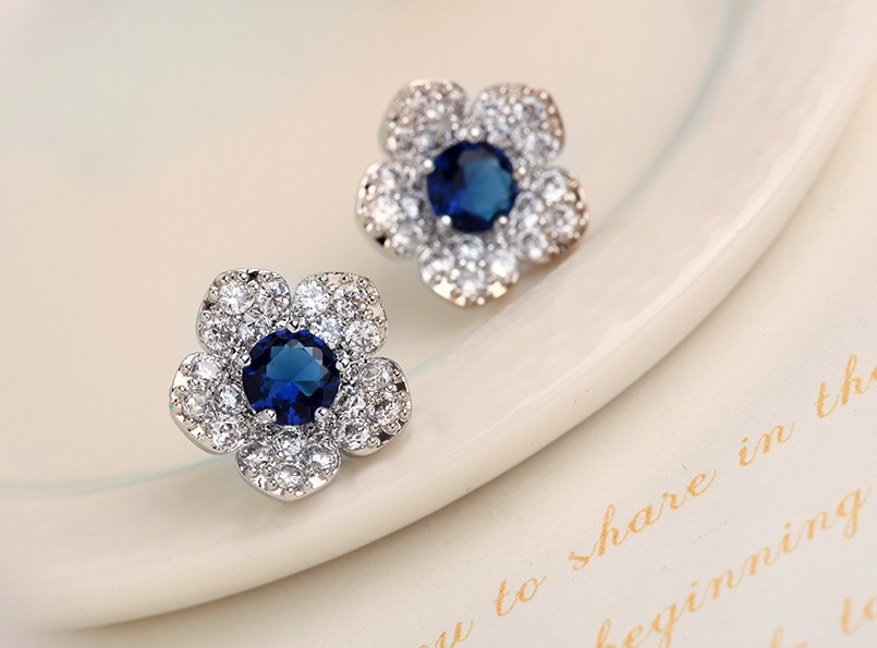 Korean White Flower Blue Crystal Full Diamond Small Trendy Earrings display picture 1
