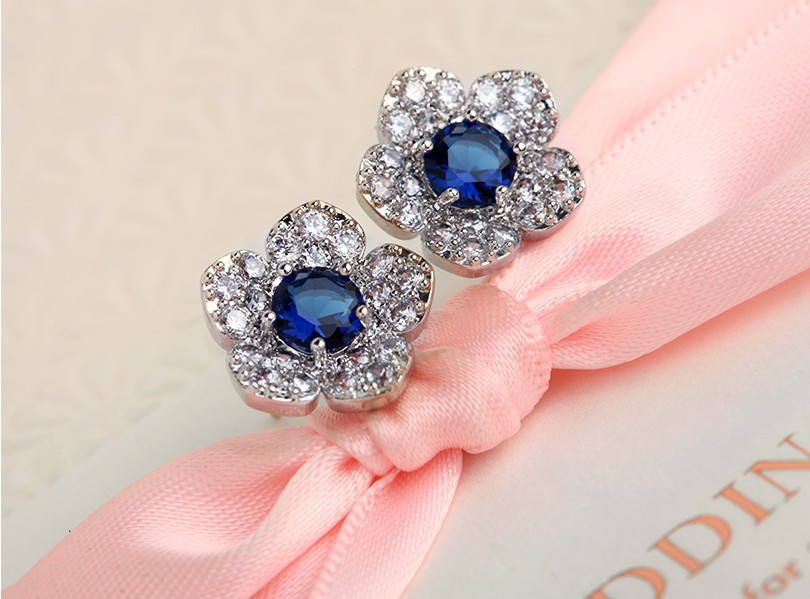 Korean White Flower Blue Crystal Full Diamond Small Trendy Earrings display picture 2