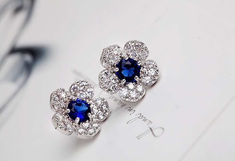 Korean White Flower Blue Crystal Full Diamond Small Trendy Earrings display picture 3