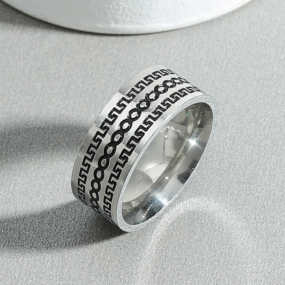 Geometric Silver Black Men's Vintage Titanium Steel Ring display picture 1