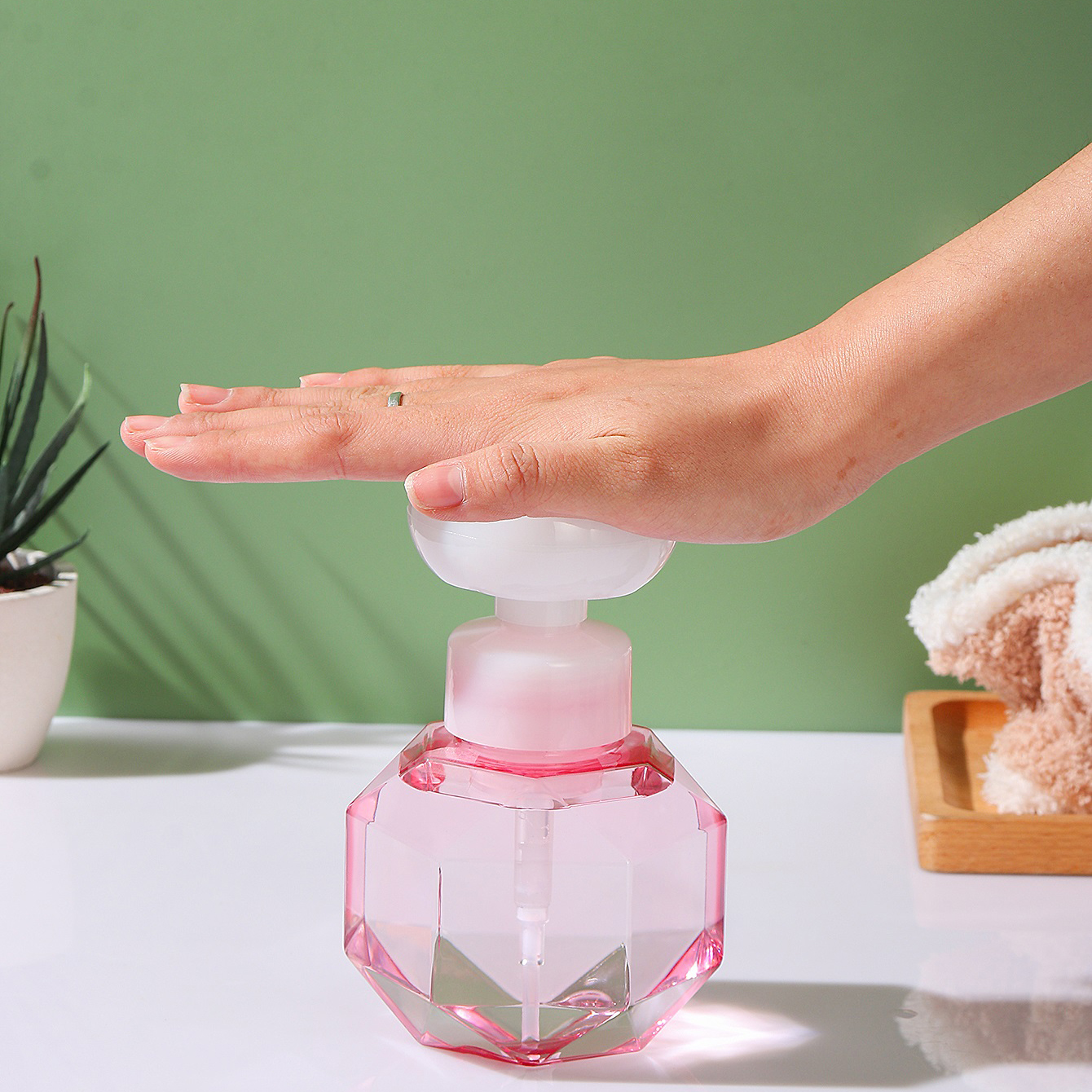 300ml Plastic Bottle Flower-shaped Bubble Hand Soap Bottle Cosmetic Dispensing Foam Bottle display picture 2