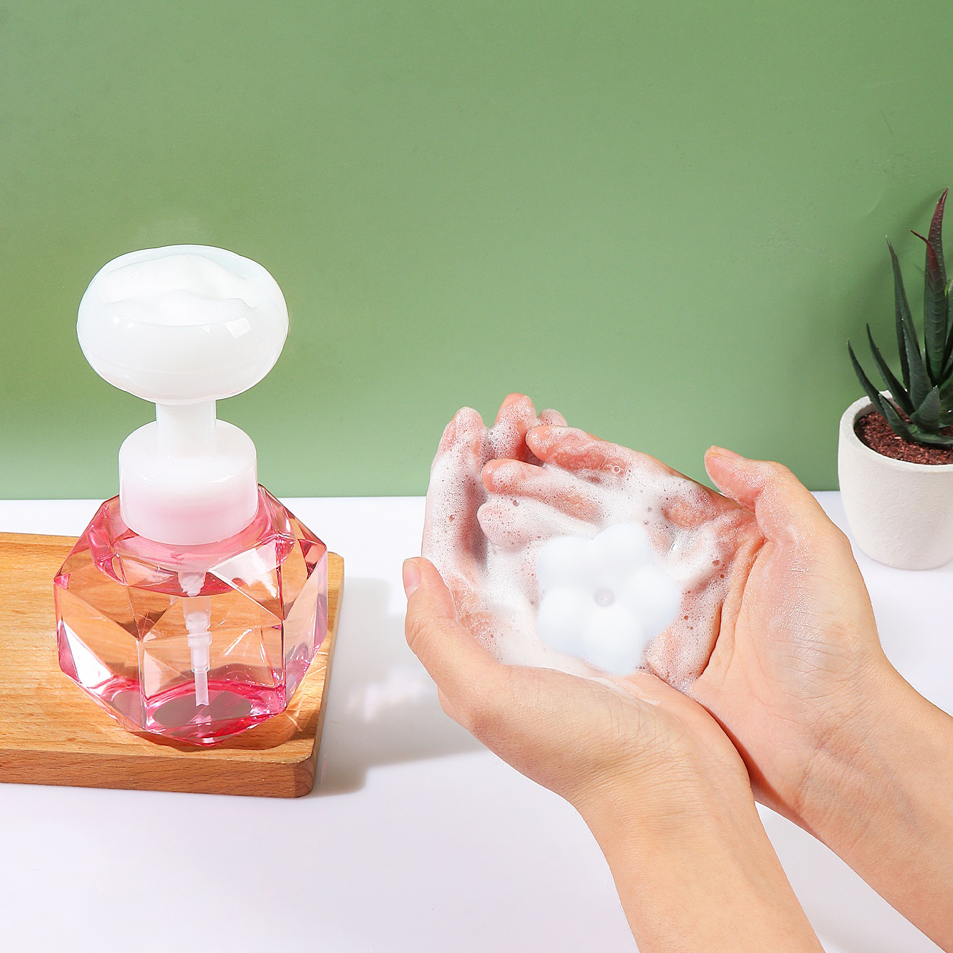 300ml Plastic Bottle Flower-shaped Bubble Hand Soap Bottle Cosmetic Dispensing Foam Bottle display picture 4