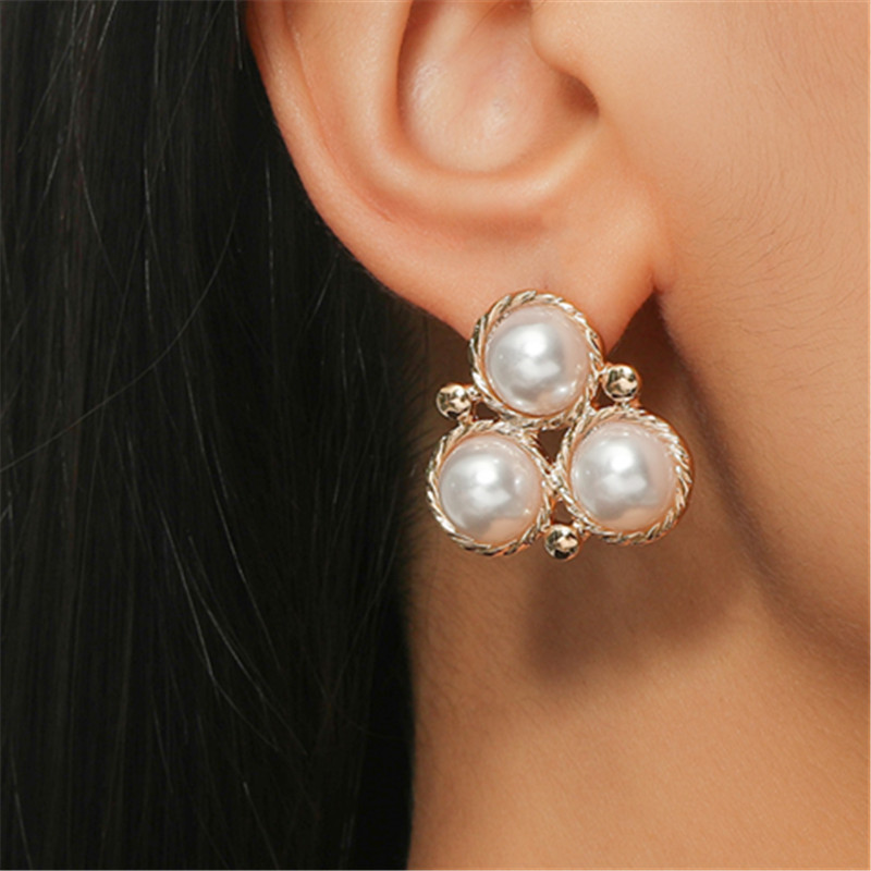 Vintage Fashion Baroque Three Round Pearl Stud Earrings display picture 1