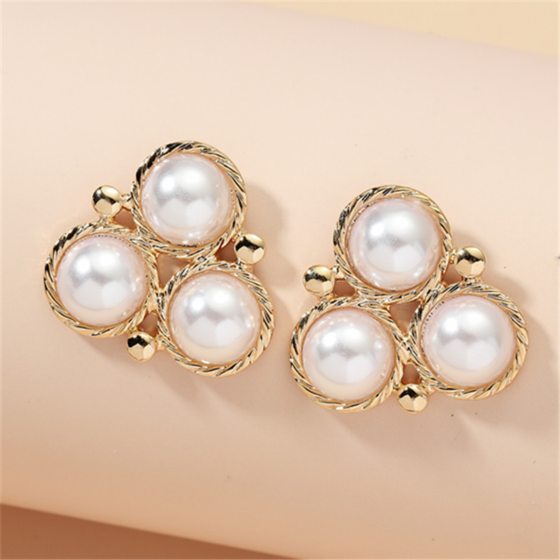 Vintage Fashion Baroque Three Round Pearl Stud Earrings display picture 2