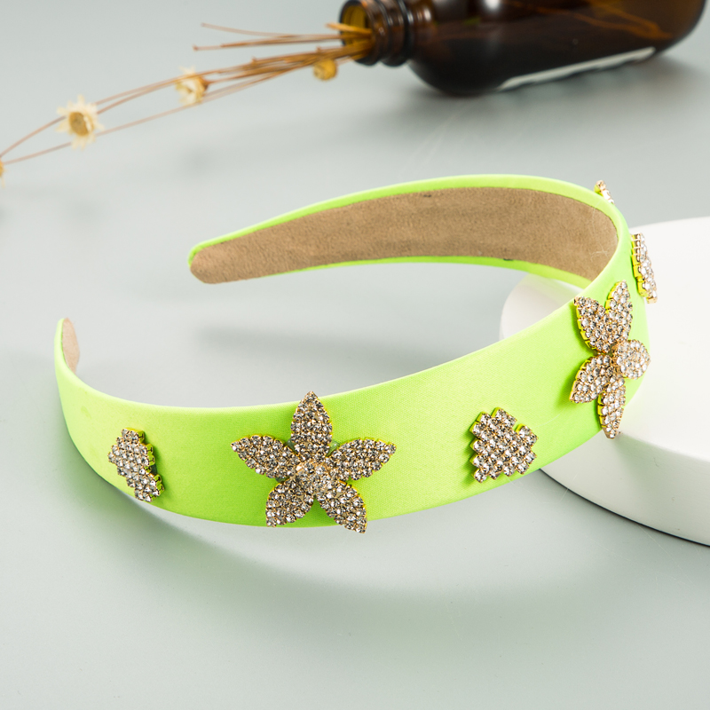 Europäische Und Amerikanische Mode Helle Farbe Stoff Haarband Breitkrempige Blume Herzförmiges Stirnband display picture 3