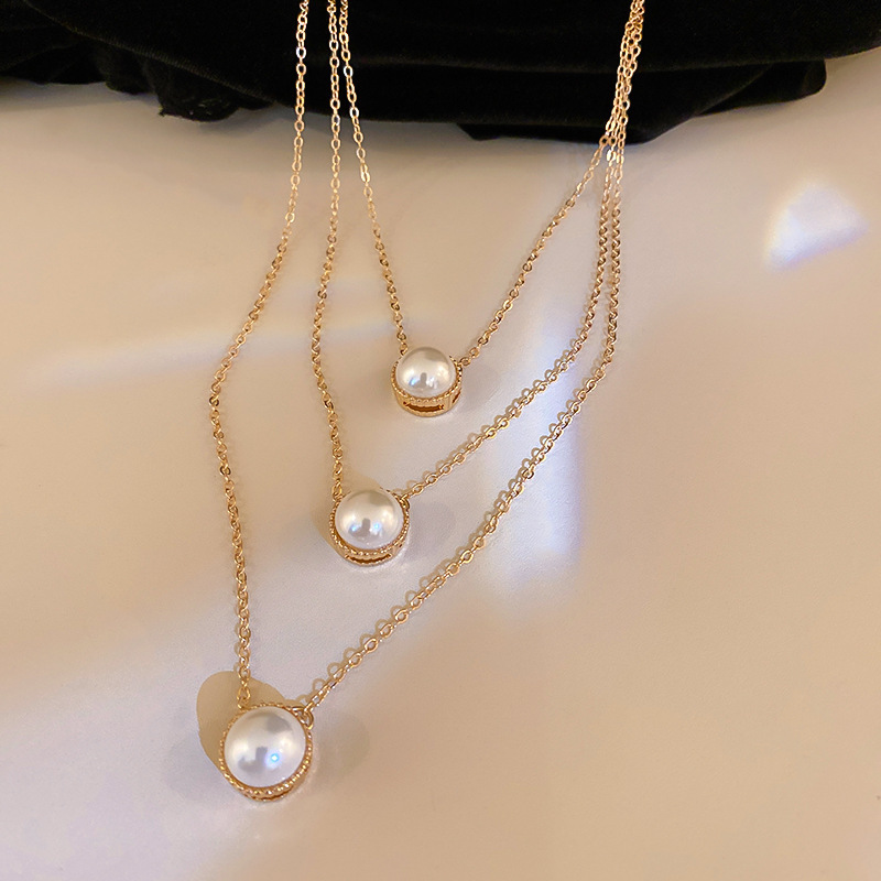 Korean Retro Multi-layer Pearl Necklace Clavicle Chain display picture 3