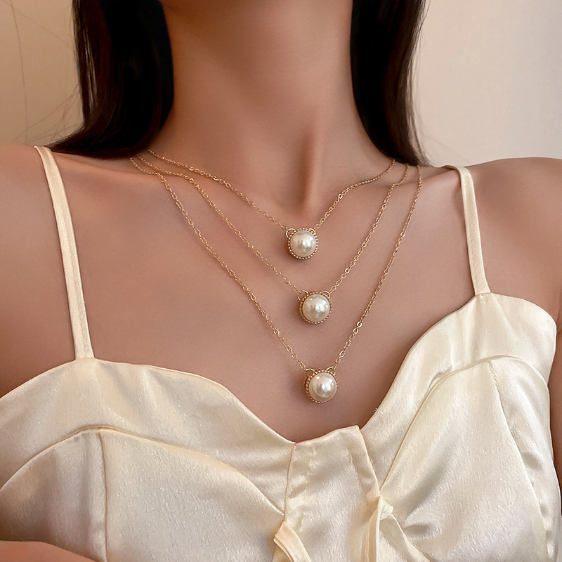 Korean Retro Multi-layer Pearl Necklace Clavicle Chain display picture 5