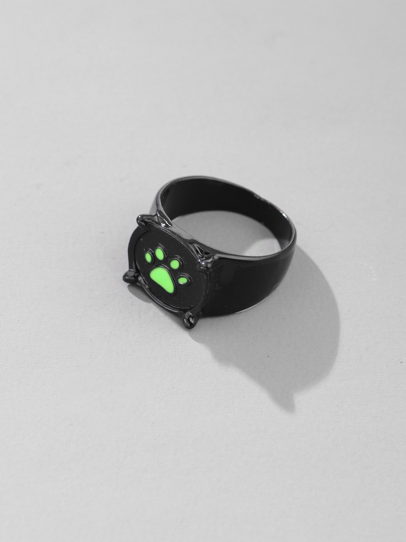 European And American Hot-selling Rings Retro Black Cat Claw Fluorescent Ring Personalized Jewelry display picture 1