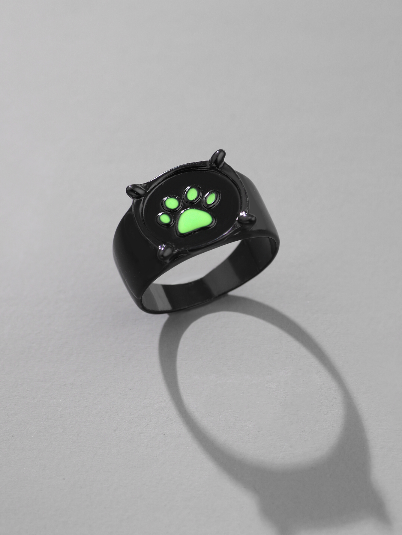 European And American Hot-selling Rings Retro Black Cat Claw Fluorescent Ring Personalized Jewelry display picture 2