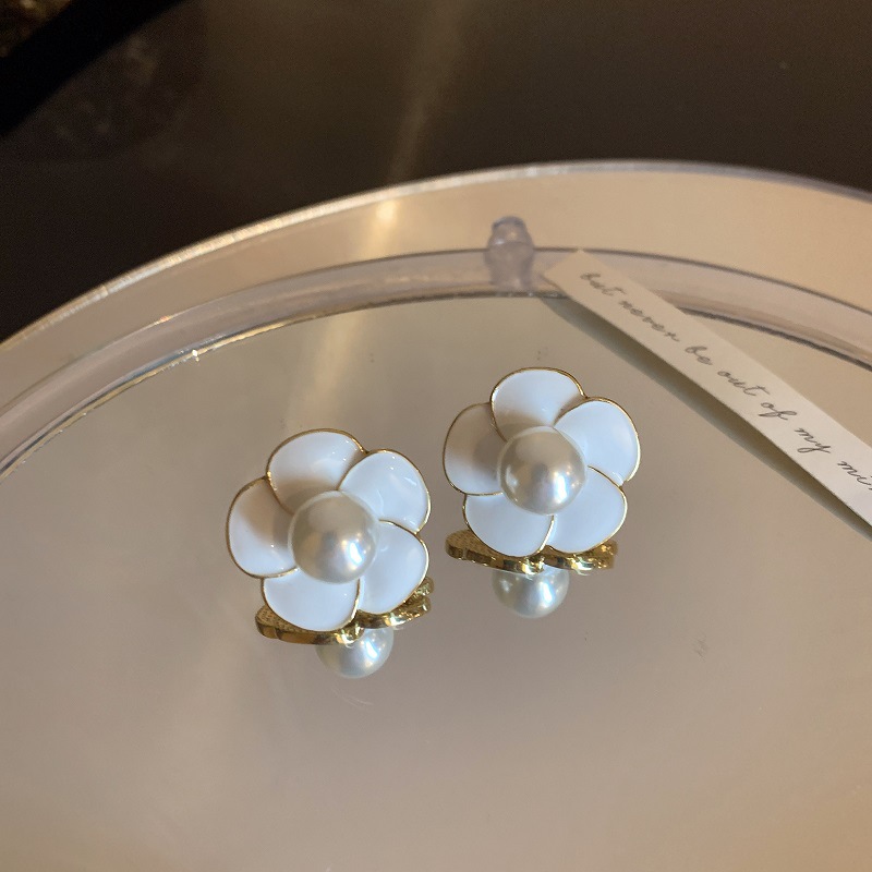 Korean New Pearl Niche Light Luxury Fashion Simple Camellia Earrings display picture 1