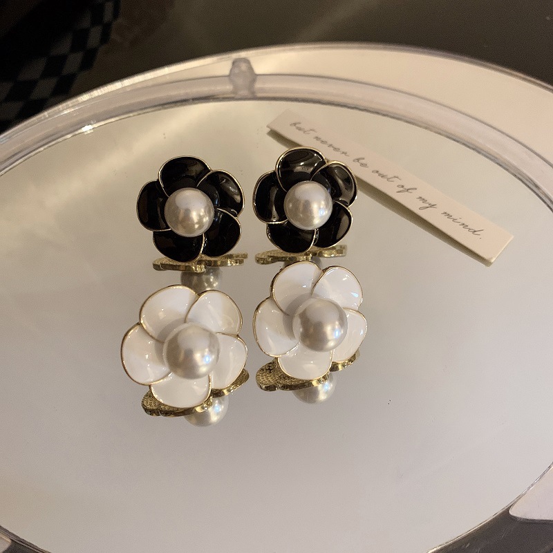 Korean New Pearl Niche Light Luxury Fashion Simple Camellia Earrings display picture 5