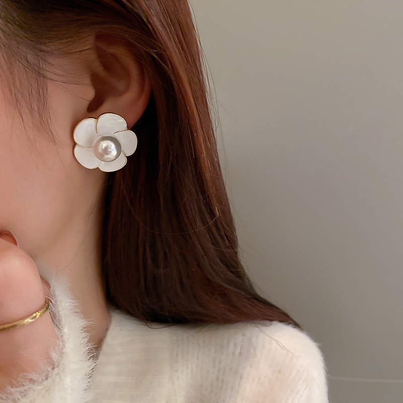 Korean New Pearl Niche Light Luxury Fashion Simple Camellia Earrings display picture 7