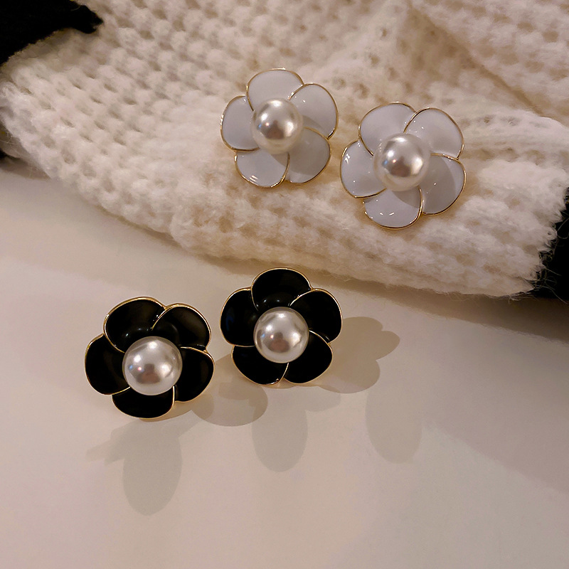 Korean New Pearl Niche Light Luxury Fashion Simple Camellia Earrings display picture 8