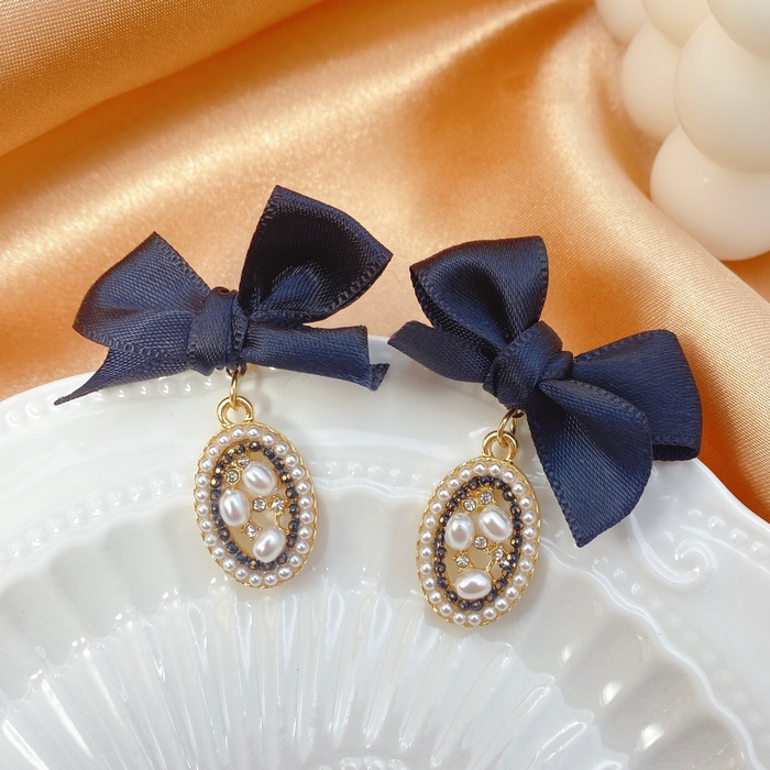 Retro Fabric Bowknot Pearl Temperament Cold Wind Stud Earrings display picture 1